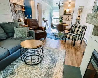 Blue Knob Escape at Blue Knob All Seasons Resort - Claysburg - Living room