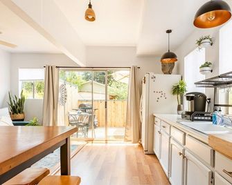 The Boho Bungalow! Wine-Dine-Walk to downtown SLO - San Luis Obispo - Küche