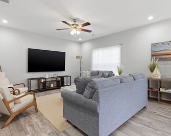 4BR Sleeps 12 with Game Room Minutes from Beach - Norfolk - Living room