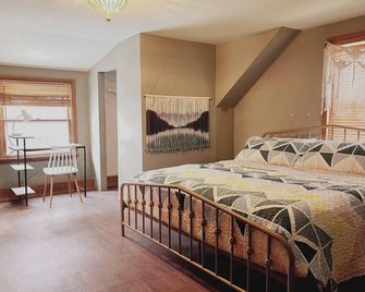 20 Plus Percent Off! 4br, 2 Bt Spacious - Cuyahoga Falls - Bedroom