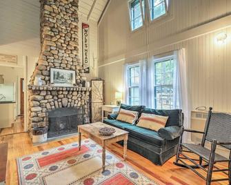Saranac Lake Cabin with Beach Access - Lake Clear - Sala de estar