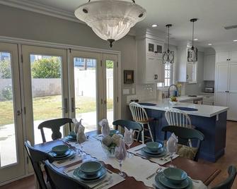 Home away from home near Disneyland, Knott's Berry Farm, the beach, LA! - Cypress - Dining room