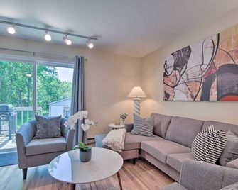 Charming 2Bd Townhome Near Beach & Base - Gurnee - Living room