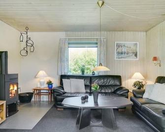 Holiday Home Suni - 400m from the sea in Funen by Interhome - Middelfart - Pokój dzienny