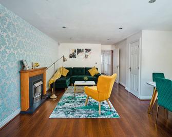 Cherish Stays spacious & amazing 3 Bed House in Hayes & Heathrow - West Drayton - Living room