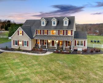 Downingtown Shoreline Estate w/ Water Views + Private Pool! - Downingtown - Building