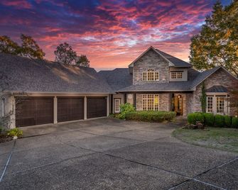 Waterfront 5000 sq. ft. on cove, boat dock & 2 large decks, Media & Game Room. - Hot Springs Village - Edificio