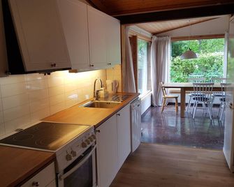 Villa Askvägen, quiet location by Lake Vänern in a nature reserve - Källby - Küche