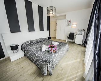 Relais Villa Olivi - Costermano - Schlafzimmer