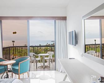 Anmaria Beach Hotel & Spa - איה נאפה - מרפסת