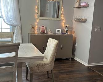 Brown Bunny Bnb— Peaceful Retreat In Palmetto Fl Outdoors Wifi Ac - Palmetto - Comedor