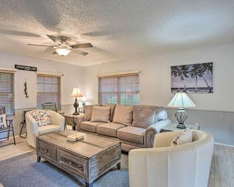 Cedar Creek Reservoir Home w/ Private Boat Launch! - Gun Barrel City - Living room