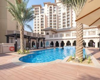 StayShort - Stylish 1-Bedroom Retreat with Pool in Vibrant Jumeirah Golf Estates - Dubai - Pool
