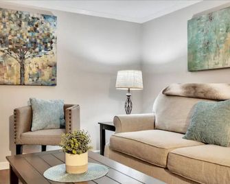 The Saratoga Hideaway|Gazebo|Short Walk to Track - Saratoga Springs - Living room