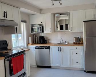 La Campagne Près de la Ville.5 Minutes du Vieux Terrebonne Convient aux Familles - Laval - Kitchen