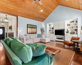 Serene Ranch Escape with Large Pool - Kyle - Huiskamer