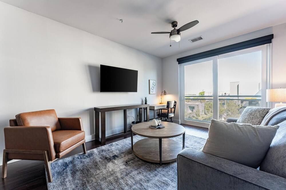 Landing | Incredible 2bd, Rooftop Lounge, Gym - אורלנדו - סלון