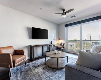 Landing | Beautiful 2bd, Rooftop Lounge, Gym - Orlando - Wohnzimmer