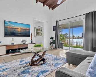 Lakeview House Near F Lauderdale Beach L1 - Fort Lauderdale - Living room
