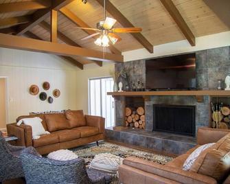 Families love Comfort Tranquil Beauty Near All - Idyllwild - Living room