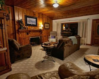 5 Bedrooms, 5.5 Baths, covered porches, hot tub, game room, walk to the square. - Glen Rose