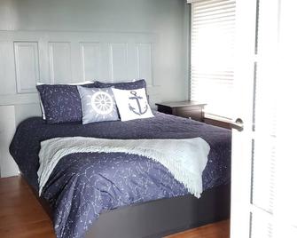 Lake Erie Escape Cottage - escape and explore - Amherstburg - Bedroom