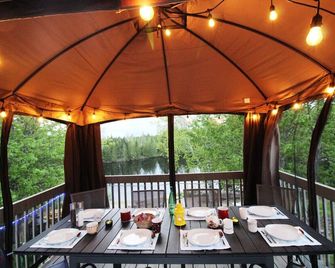 Chalet Amico - Private Sandy Beach - 4 Bedrooms - Free Wi-Fi - Sainte-Lucie-des-Laurentides - Restaurante