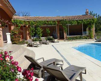 Very beautiful villa with swimming pool and adjoining one-bedroom apartment in the Uchaux mountains - Uchaux - Piscina