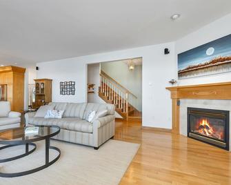 Amazing 4 bed/4 bath home right on Lake Winnisquam w terrific views, hot tub - Sanbornton - Living room