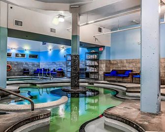 Quiet Retreat for Couples - Canmore - Pool