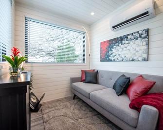 The Merlot House-Container Home 12 min to Magnolia - Bellmead - Living room