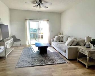 Papillion Family Home with Garage - Papillion - Living room