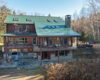 The Dover Hideaway | Hot Tub & Close to Mt. Snow - Brattleboro - Building