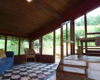 La Tutte de l'Ours, a bright house surrounded by nature. - Castelnau-Durban - Sala de estar