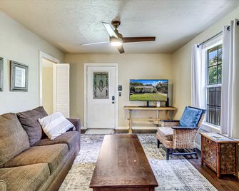 Charming Historic Beach House with Oak-Shaded Yard near Shore & Dining in Rockport, Texas - Rockport - Living room