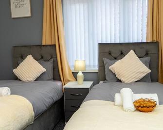 Cradley Manor - Spacious 6 Bedroom House - Dudley - Slaapkamer