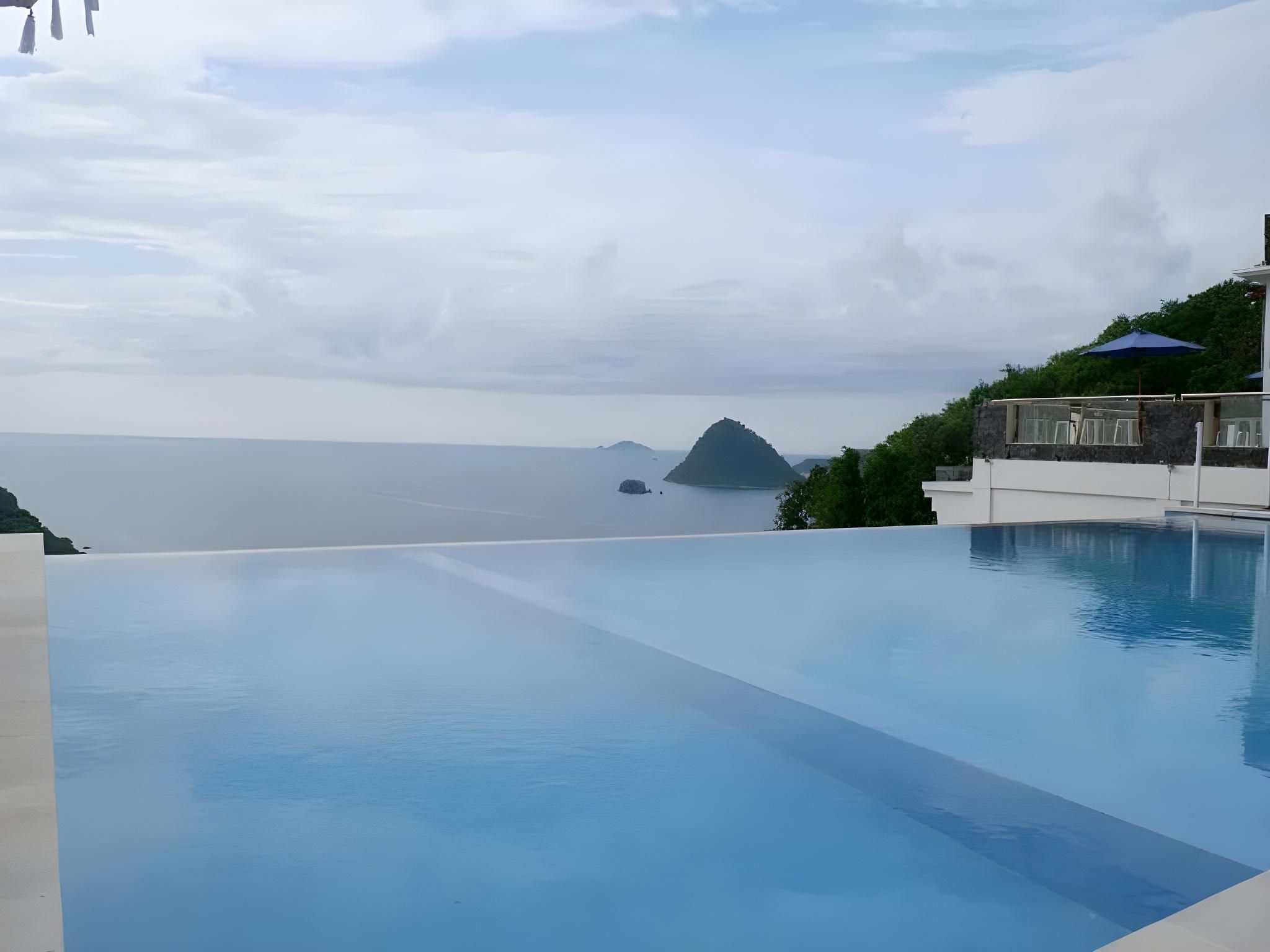 La Cecile Hotel And Cafe - Labuan Bajo - Piscina