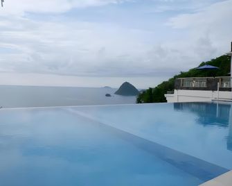 La Cecile Hotel And Cafe - Labuan Bajo - Piscina