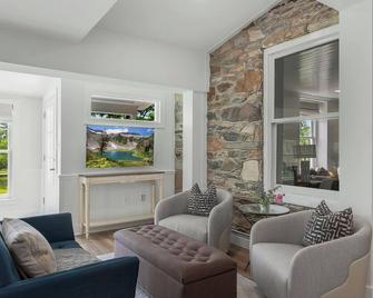 Historic Farmhouse with Pool & Hot Tub in Wine Country, Near Washington, DC - Hamilton - Living room