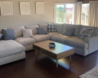 10% of a weeks stay pet friendly big backyard. Plenty of room for everyone!! - Lynn Haven - Sala de estar