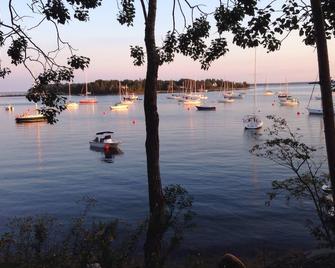 A Sailor's Paradise - Stevens Cove Guest Quarters - Chester - Beach