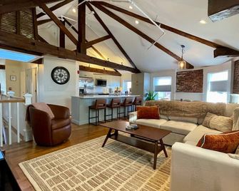 4 King Suites, Downtown, Outlets, Beach, Historic - Portsmouth - Living room