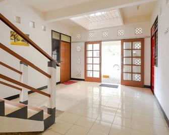 Zen Rooms Basic Near Btc - South Tangerang City - Lobby