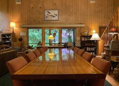 Lady- Rustic & Tranquil Lodge Room at the Manitou Lodge - Forks - Salle à manger