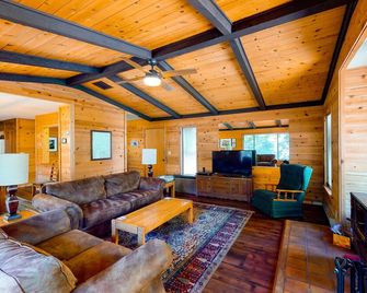 Modern cabin w/beautiful views, private gas grill, W/D, and wood fireplace - Fish Camp - Living room