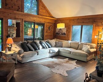 Private escape: log cabin with hot tub on 4 private acres - Newaygo - Sala de estar