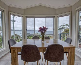 Front Row Beachfront - Binalong Bay - Comedor