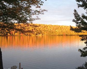 \'The Phoenix\' Lakefront Log Cabin In The Beautiful Maine Highlands - Lincoln - Vista del exterior
