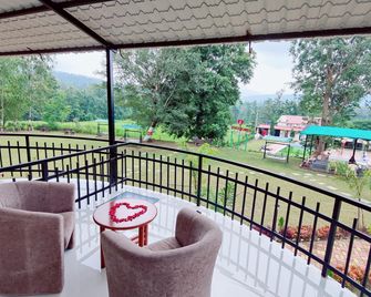 Treebones resort and adventure park - Saputara - Balkon