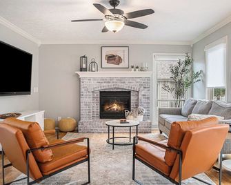 Papillion Heated Saltwater Pool House - Papillion - Living room